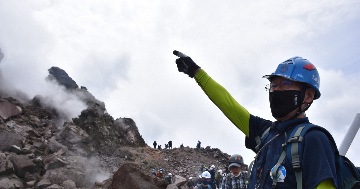 溶岩ドームから上る噴気　「生きた火山」体感　雲仙普賢岳で防災登山
