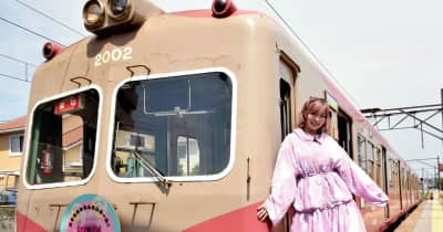 きゃりーぱみゅぱみゅさん、銚子電鉄コラボ電車に初乗車　グッズ売上で駅舎改修も