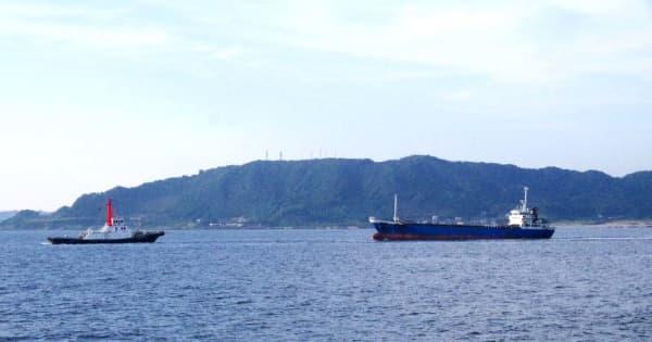 荷崩れ、座礁の貨物船　えい航され、館山港沖に到着