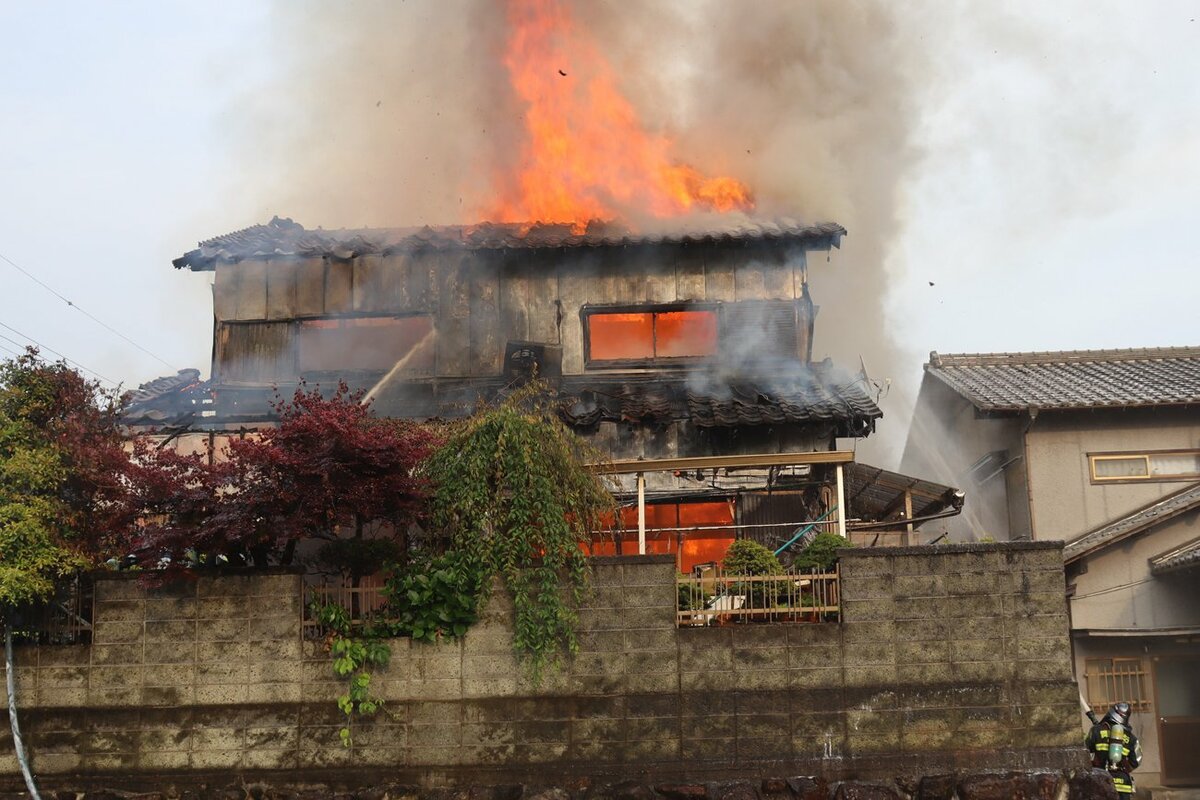 「近くの家から煙」京都・舞鶴で民家火災、女性1人が意識不明