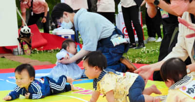 大阪城でハイハイレース　赤ちゃん本舗創業90周年