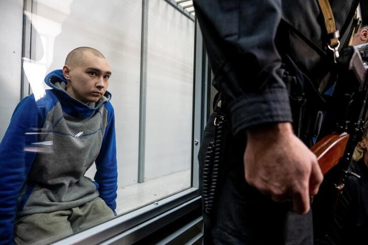 ウクライナ初の戦争犯罪裁判、ロシア兵に終身刑求刑