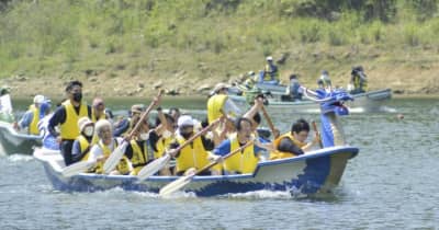 息合わせドラゴンボート疾走　大洲の鹿野川ダム湖で大会　15チーム174人が参加