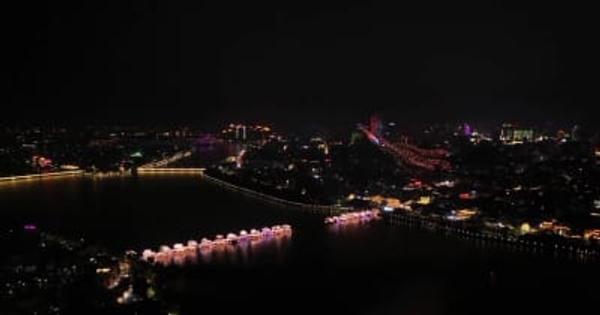 古城の夜空を彩る茶文化ドローンショー　中国広東省潮州市