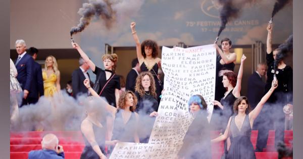 黒い煙上げて女性たちが抗議。フェミサイド犠牲者129人の名前をカンヌのレッドカーペットで掲げる【動画】