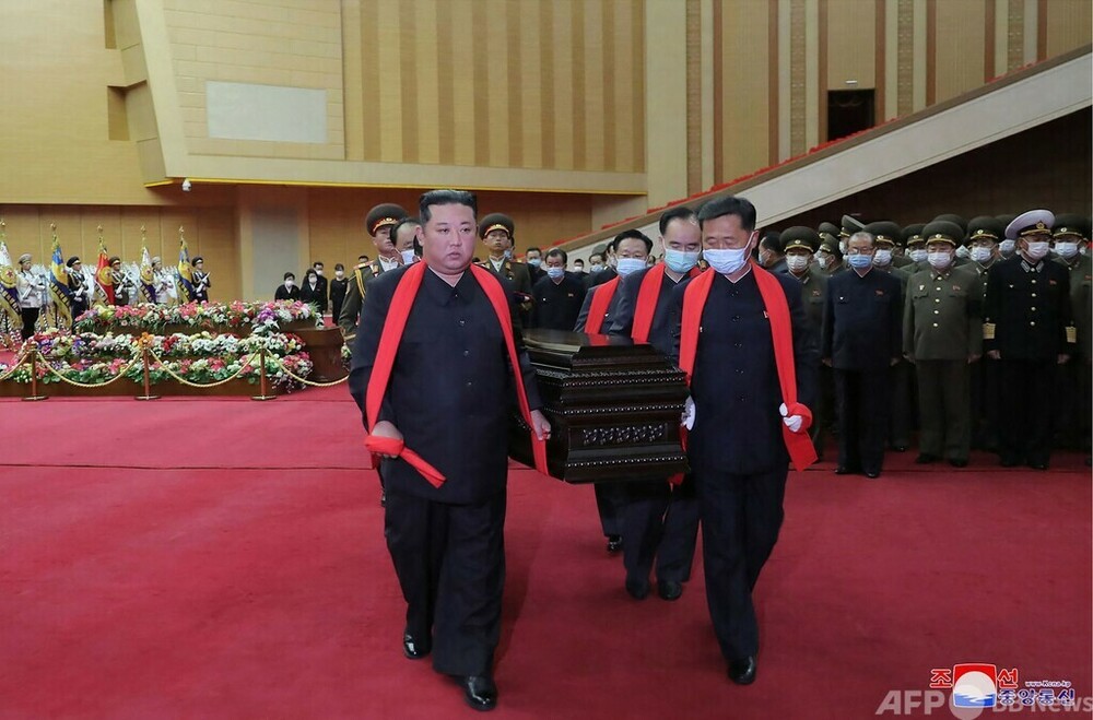 金正恩氏、軍幹部の国葬にマスクなしで参列