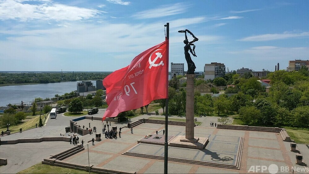 ロシア占領地に旧ソ連「勝利の旗」 ウクライナ南部