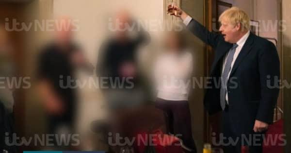 ジョンソン首相、ロックダウン中にパーティーで飲酒の写真　警察の対応に疑問の声も