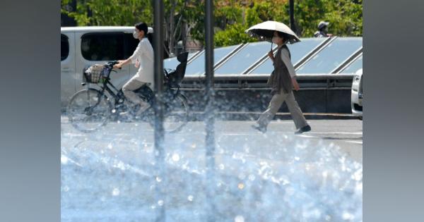 京都市で初の真夏日　日傘やシャツまくる姿も