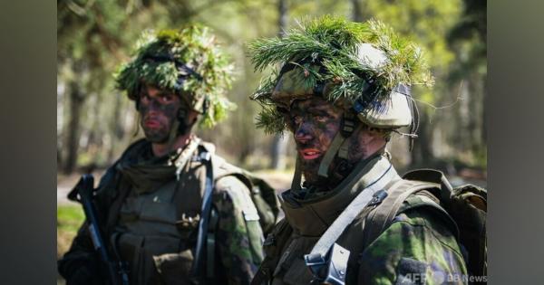ロシアの脅威に直面するフィンランド、軍事訓練受ける市民急増