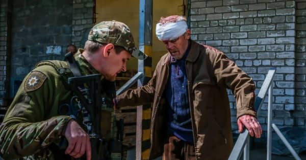 ウクライナ東部でロシアの攻勢続く　主要都市からウクライナ軍撤退の可能性と地元当局