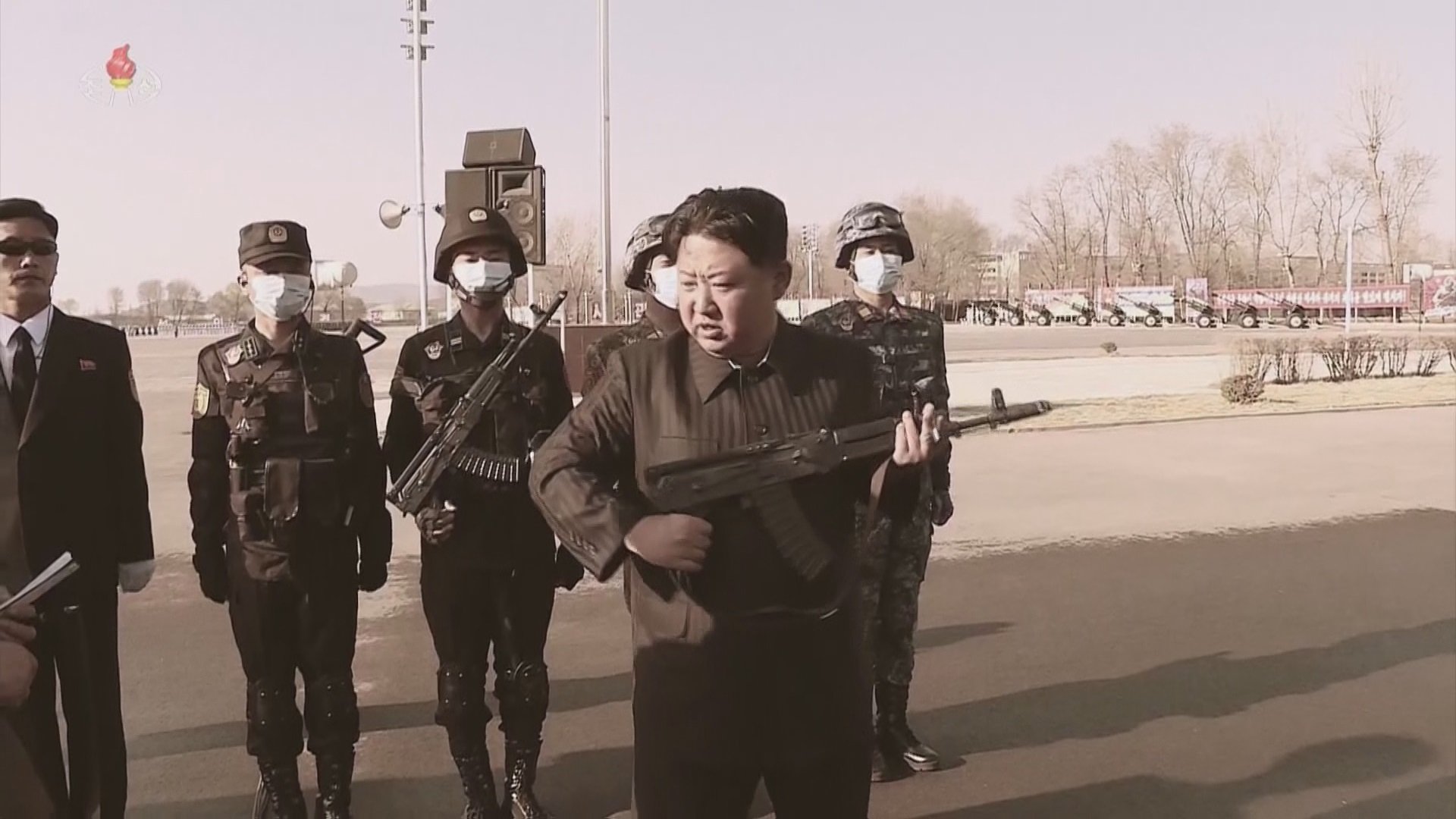 北朝鮮 金正恩総書記が4月の軍事パレード指導の映画を公開