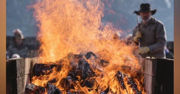 「死んだら、大空のもと煙になりたい」─野外火葬を望んだ父とその息子たちが迎えたエンディング | アメリカで唯一の公共野外火葬壇での火葬を望んだ男