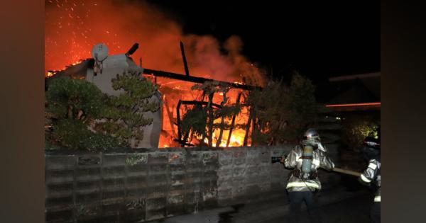 民家全焼、隣接の空き家2棟の一部焼く　京都・舞鶴