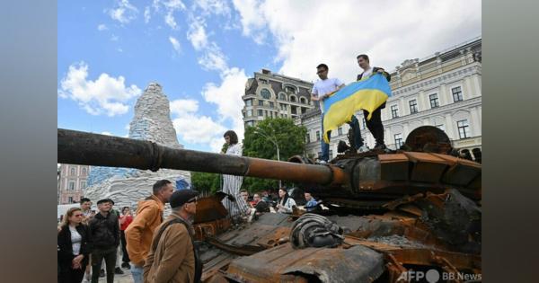 破壊されたロシア軍戦車、ウクライナ首都で展示