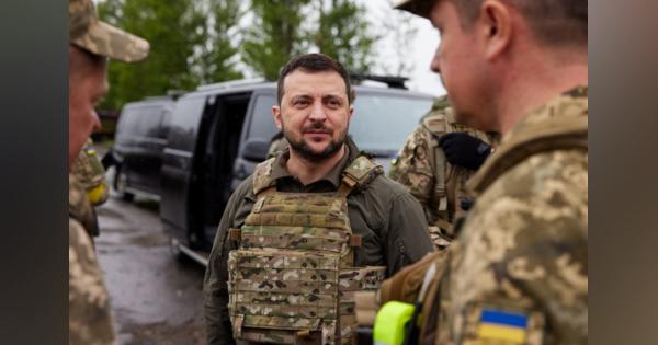 ウクライナ大統領、北東部ハリコフの前線部隊視察　侵攻後初