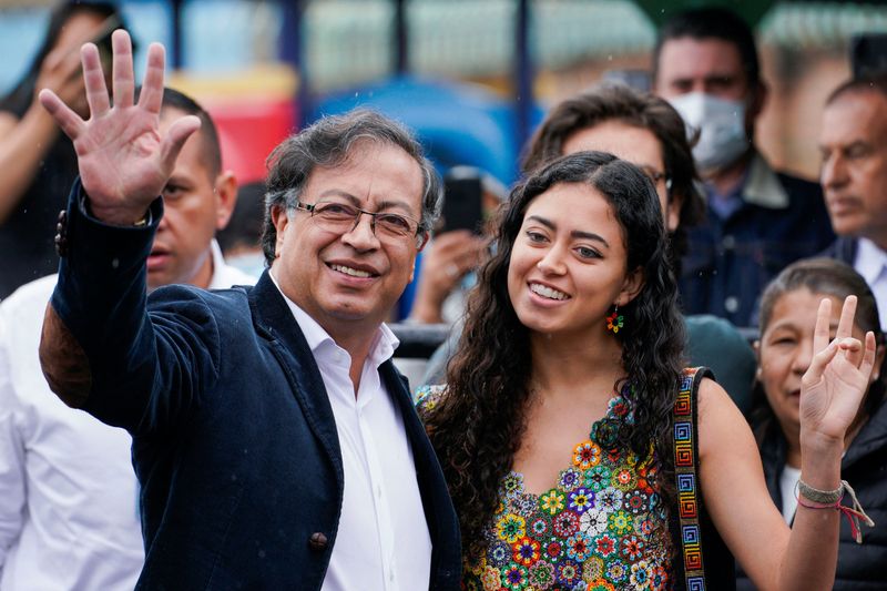 コロンビア大統領選、左派ペトロ氏リード　実業家と決選投票へ