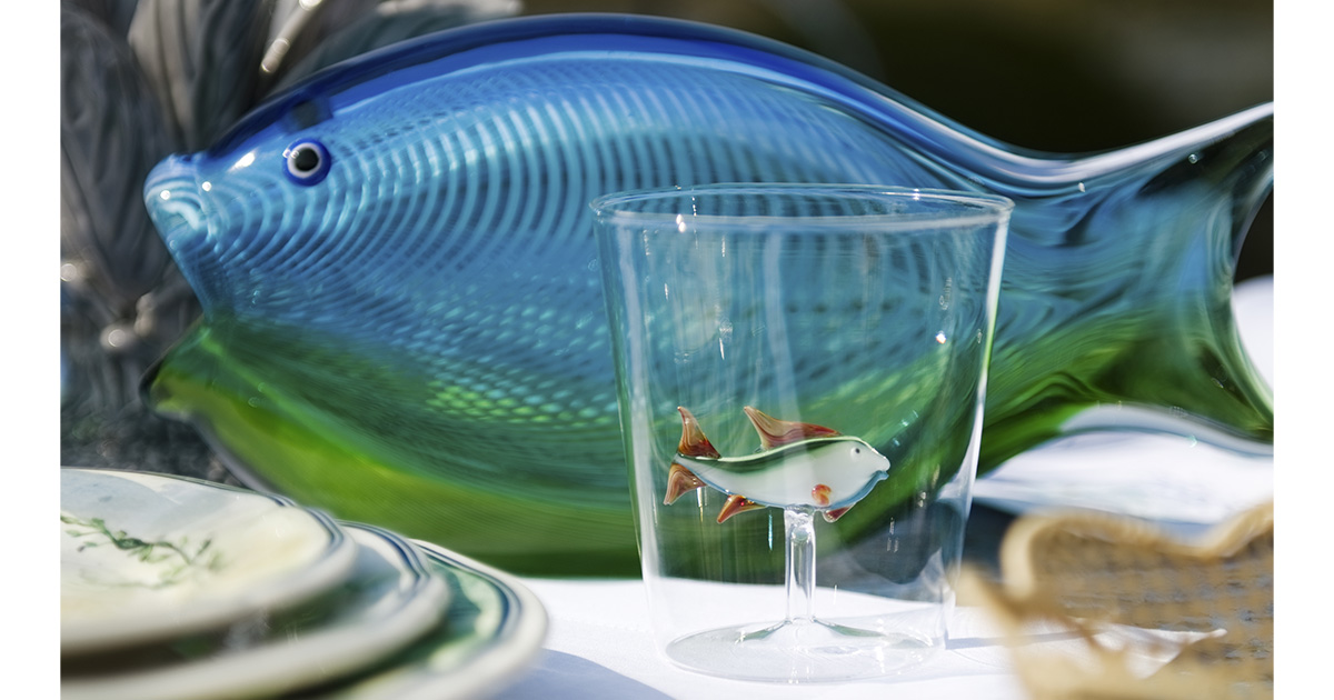 “ディオール メゾン”から新作テーブルウエア“アクエリアス”　川魚を手描きしたグラスや皿を発売