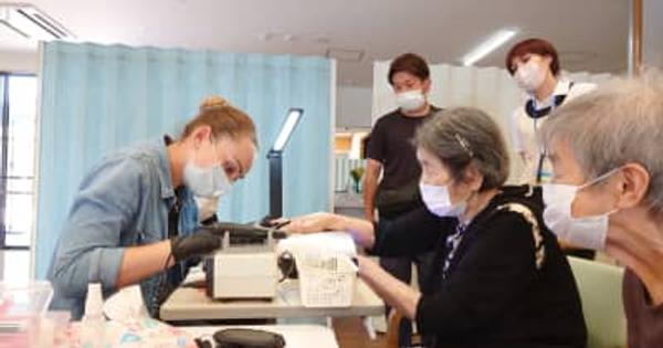 ネイルで笑顔の交流 日本でウクライナ人女性が念願の仕事の第一歩