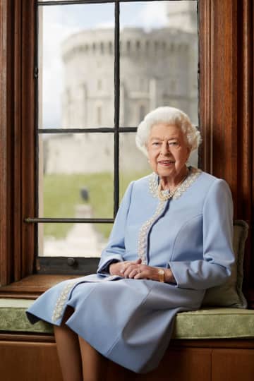 英女王、祝賀行事前に国民に謝意　メッセージ公開、在位70年記念