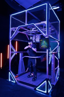動く床を搭載したVR体験用ケージが登場！ 中国のテック企業が発表