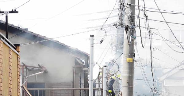 横浜・神奈川区で住宅全焼　煙吸った男性病院搬送