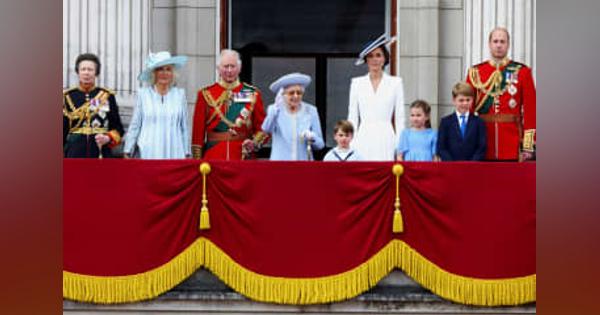 エリザベス女王在位70年を祝賀　パレードで華やかに開幕、英国