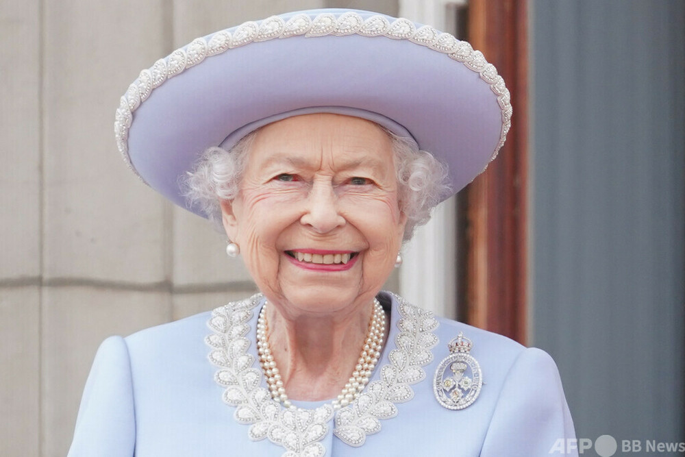 英女王、在位70年記念式典に出席 祝賀に沸く国民