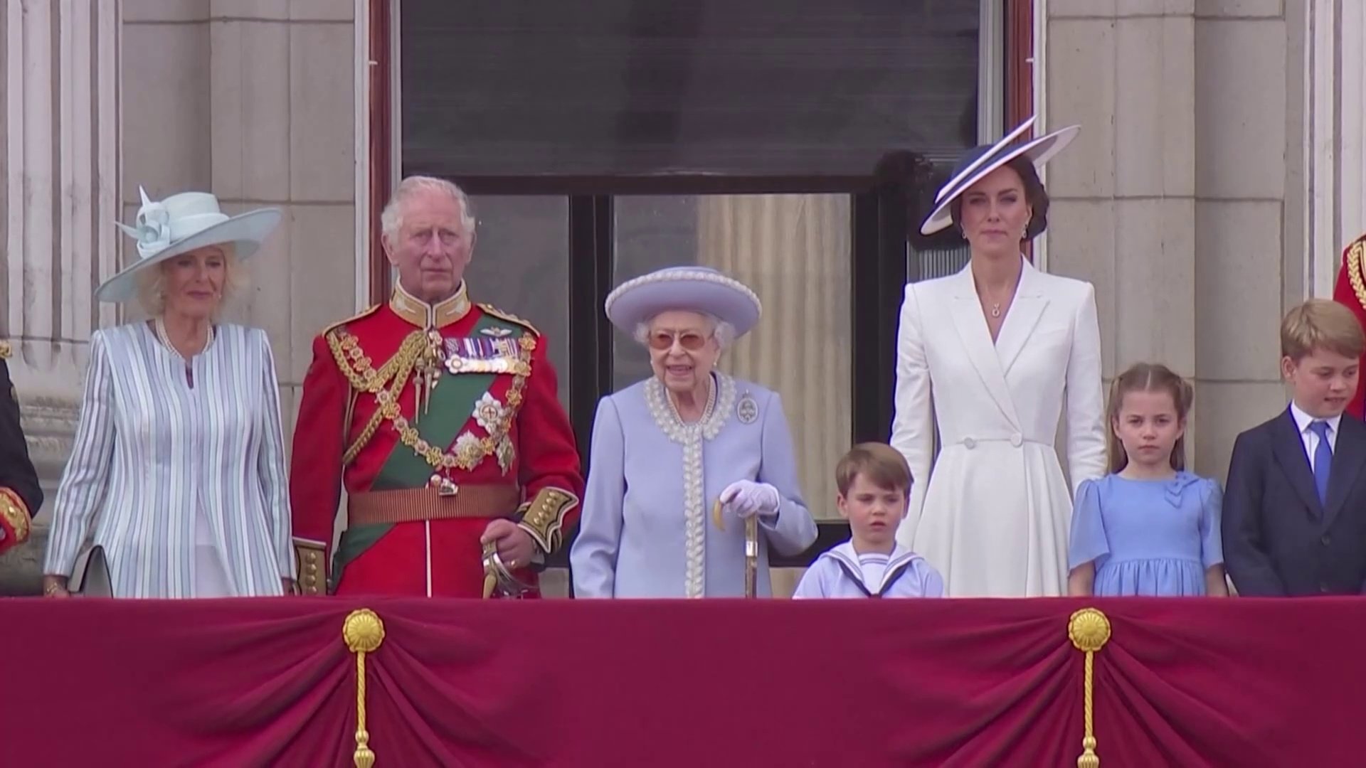 「プラチナ・ジュビリー」 96歳の英エリザベス女王、在位70年を祝う行事でバルコニーに姿