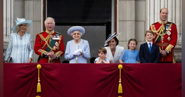 英エリザベス女王、観衆に笑顔　在位70年祝賀行事始まる