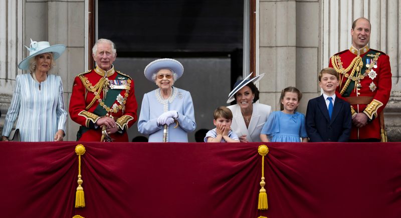 英エリザベス女王、観衆に笑顔　在位70年祝賀行事始まる