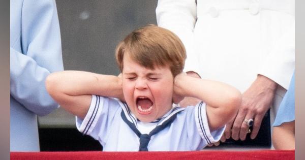 うわあ音が！4歳のルイ英王子、頭上通過の英空軍に　プラチナ・ジュビリー