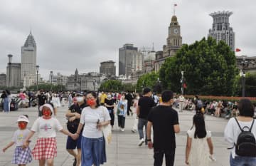 上海、観光地に人だかり　封鎖解除で自由満喫