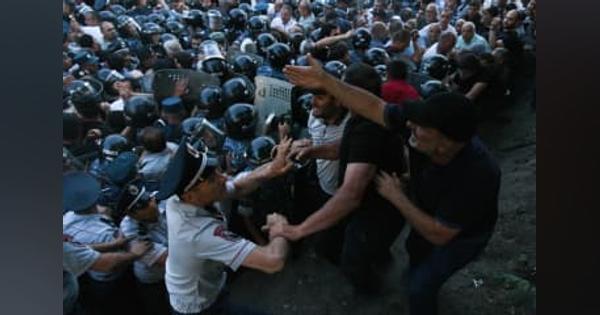 アルメニアでデモ隊と警官隊衝突　和平に反対、50人負傷