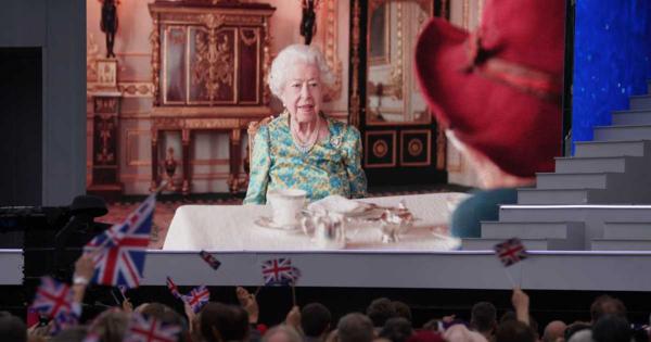 エリザベス女王、「次世代」に公務継承準備　在位７０年の祝賀行事　体調不良隠せず