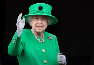 英女王、国民に献身誓う　祝賀行事閉幕、姿見せ笑顔