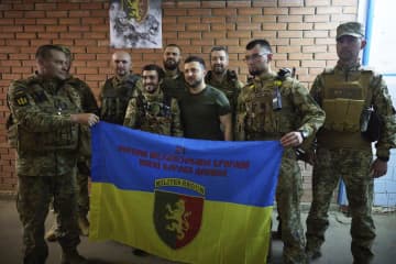 ウクライナ東部要衝、奪還進む　大統領がドンバス訪問、兵士激励