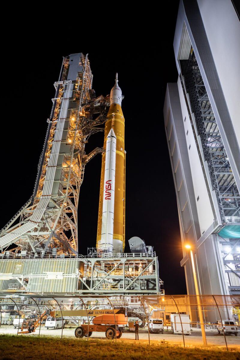 NASA新型ロケット「SLS」打ち上げリハーサルのため再び射点に立つ