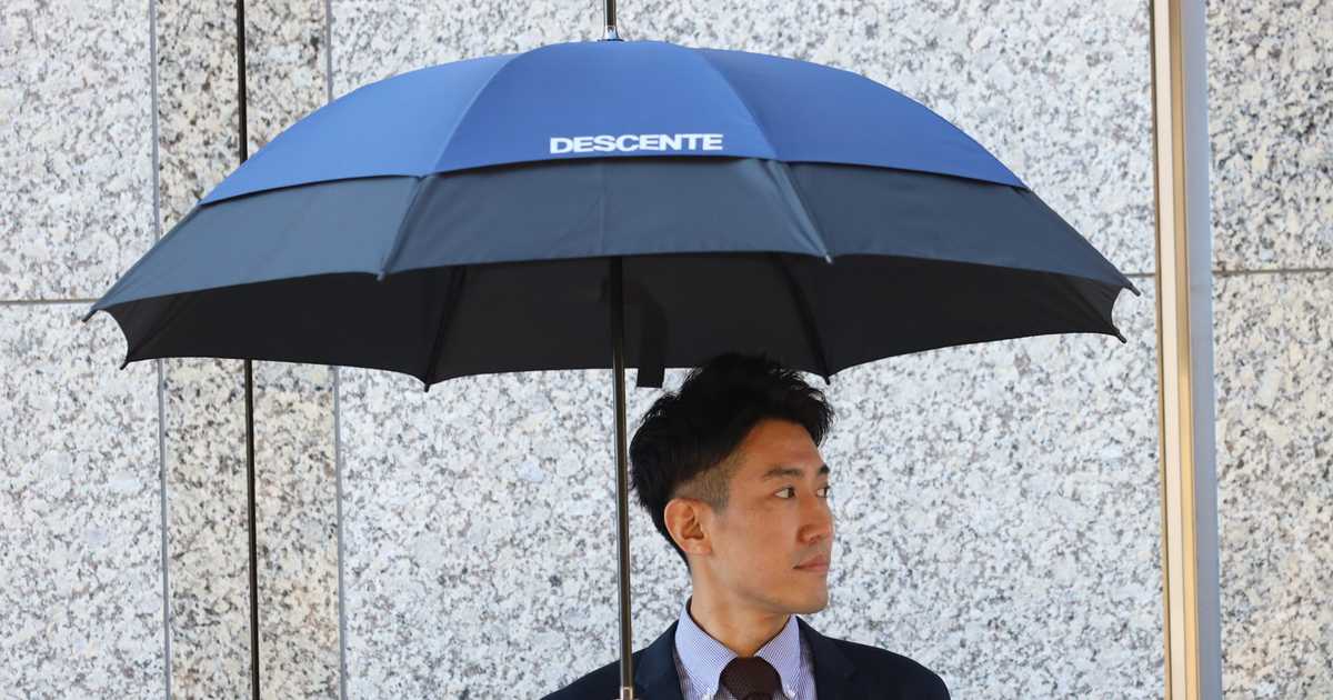 大雨時の悩みを解決、傘ソムリエも納得の雨傘「エアロストリームアンブレラ」をデサントが発売
