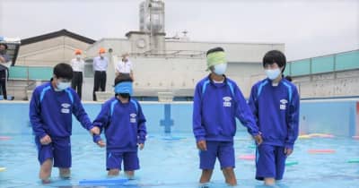 VRで浸水状況を再現、プール使い避難訓練　大垣の中学校で防災学習