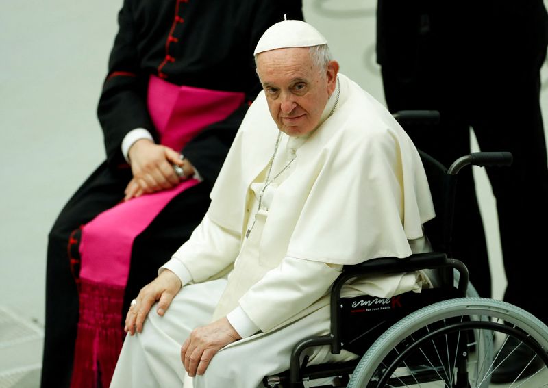 ローマ教皇、アフリカ訪問中止を謝罪　膝の不調で