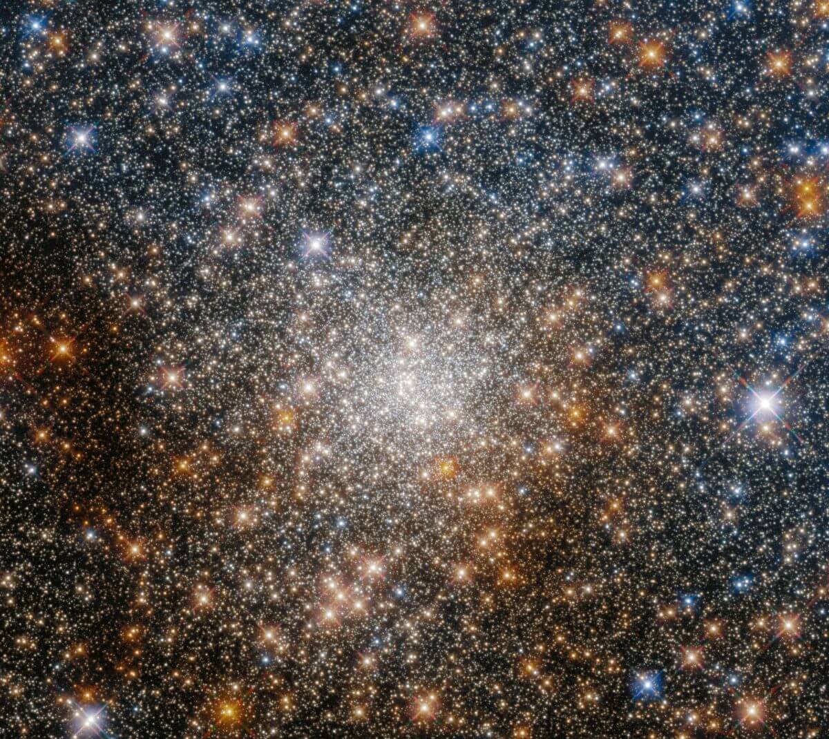 星がぎっしり詰まった宇宙の宝箱。ハッブルが撮影した球状星団「ターザン9」