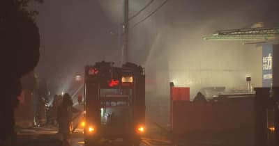 草加市の店舗で火事　現在も消火活動中／埼玉県