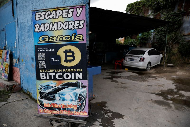ビットコイン急落、エルサルバドル経済への影響小さい＝財務相