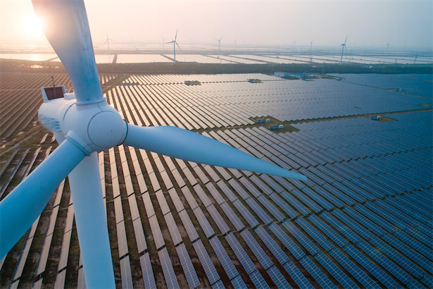 世界と日本の再生可能エネルギー投資、求められる「大転換」とは