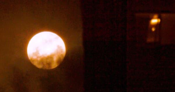 雲の切れ間からひょっこり　赤みを帯びた満月「ストロベリームーン」　沖縄県内で確認