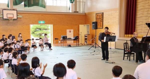 豪雨被災時慰問の音楽家2人再訪　矢掛・中川小でミニコンサート