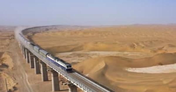 世界初の砂漠環状鉄道が完成へ　新疆ウイグル自治区
