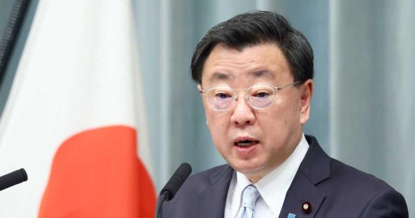松野長官「日本経済への影響注視」　米大幅利上げ決定