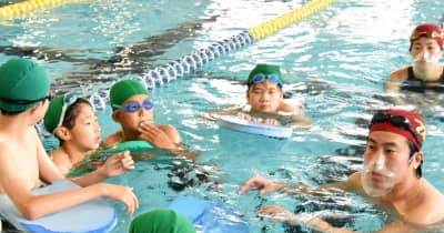 小松島の児童がスポーツクラブで水泳授業　プロの指導分かりやすく好評